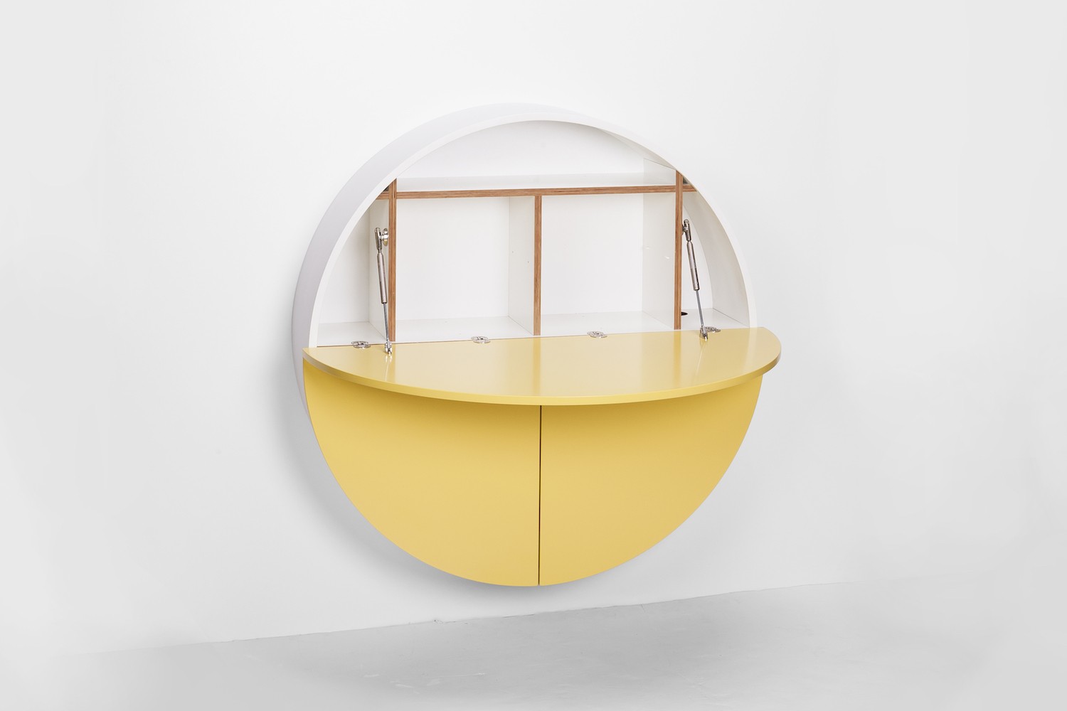 Bureau mural Pill jaune en bois par Inesa Malafej au design scandinave Bureau mural Pill bleu en bois par Inesa Malafej au design scandinave