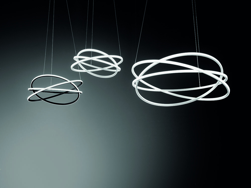 Suspension Atia base en aluminium avec diffuseur en verre blanc opale au design contemporain par Gea Luce Suspension Atia base en aluminium avec diffuseur en verre blanc opale au design contemporain par Gea Luce