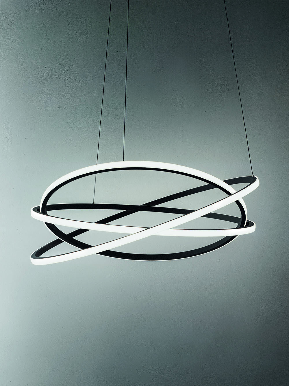 Suspension Atia base en aluminium avec diffuseur en verre blanc opale au design contemporain par Gea Luce Suspension Atia base en aluminium avec diffuseur en verre blanc opale au design contemporain par Gea Luce