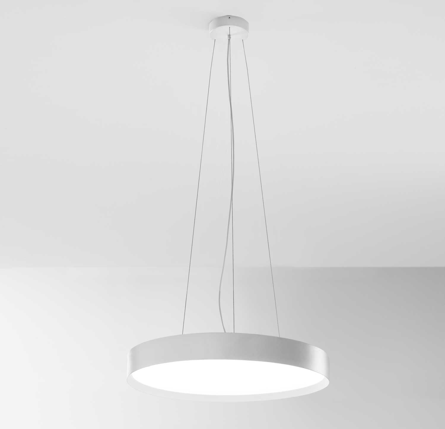 Suspension Ava base en aluminium avec diffuseur en méthacrylate blanc opale au design contemporain par Gea Luce