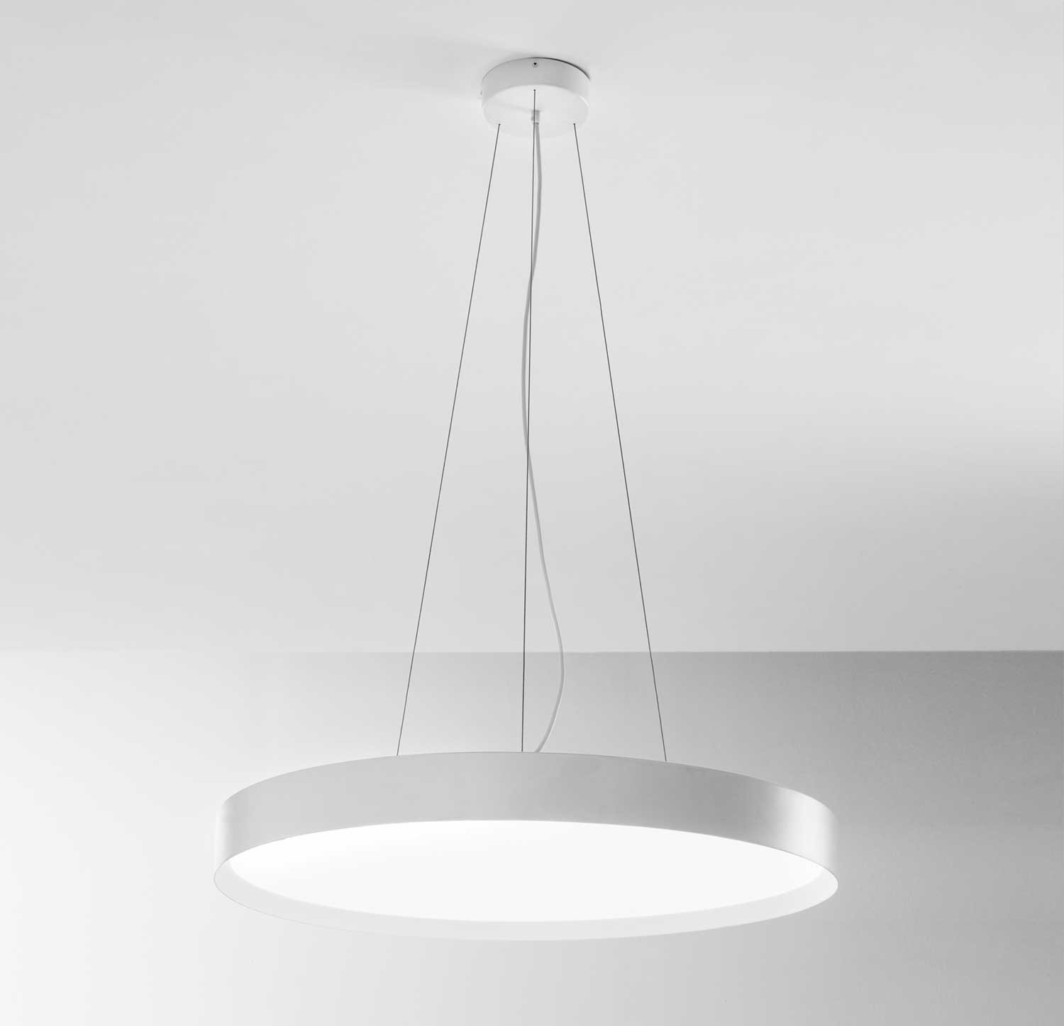 Suspension Ava base en aluminium avec diffuseur en méthacrylate blanc opale au design contemporain par Gea Luce Suspension Ava base en aluminium avec diffuseur en méthacrylate blanc opale au design contemporain par Gea Luce