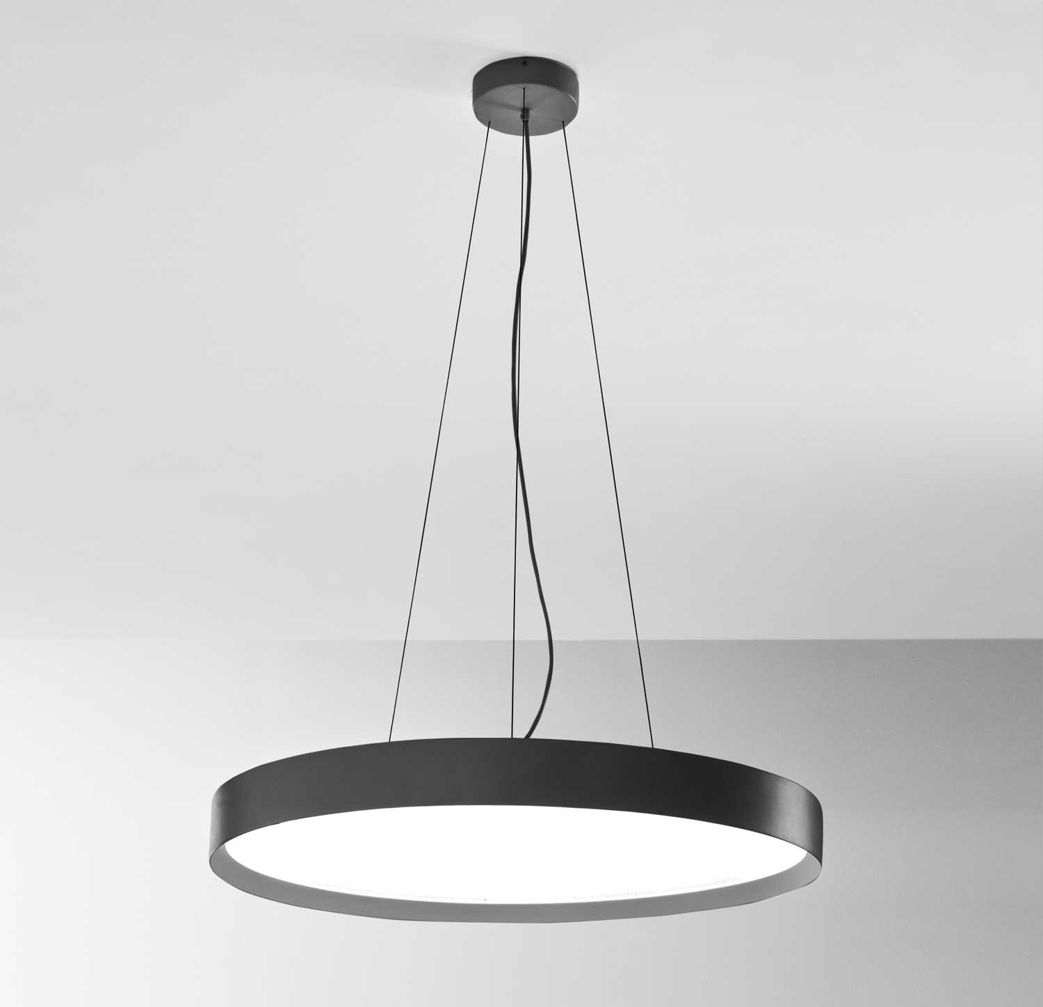 Suspension Ava base en aluminium avec diffuseur en méthacrylate blanc opale au design contemporain par Gea Luce Suspension Ava base en aluminium avec diffuseur en méthacrylate blanc opale au design contemporain par Gea Luce