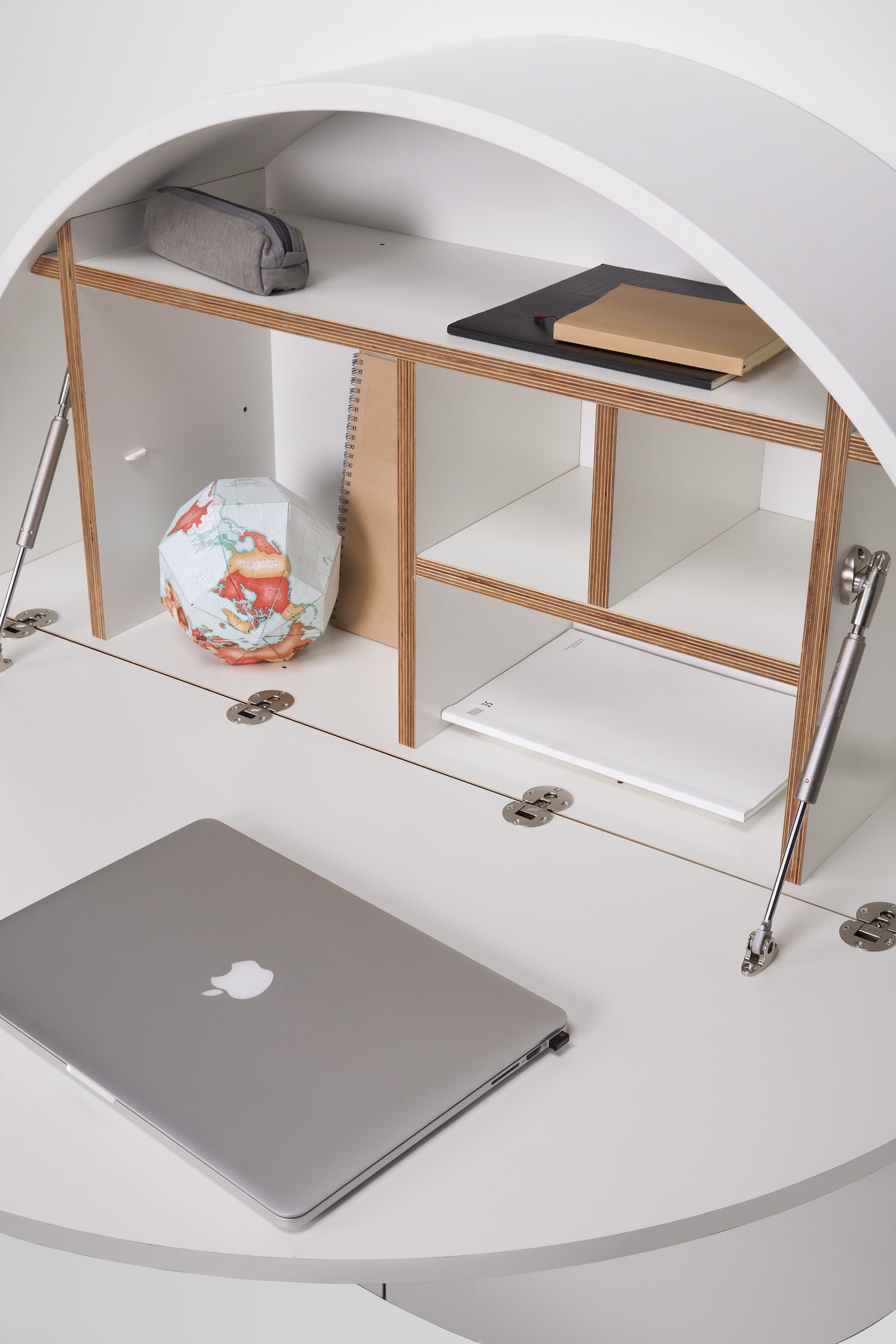 Bureau Pill blanc en bois par Inesa Malafej au design scandinave Bureau mural Pill bleu en bois par Inesa Malafej au design scandinave