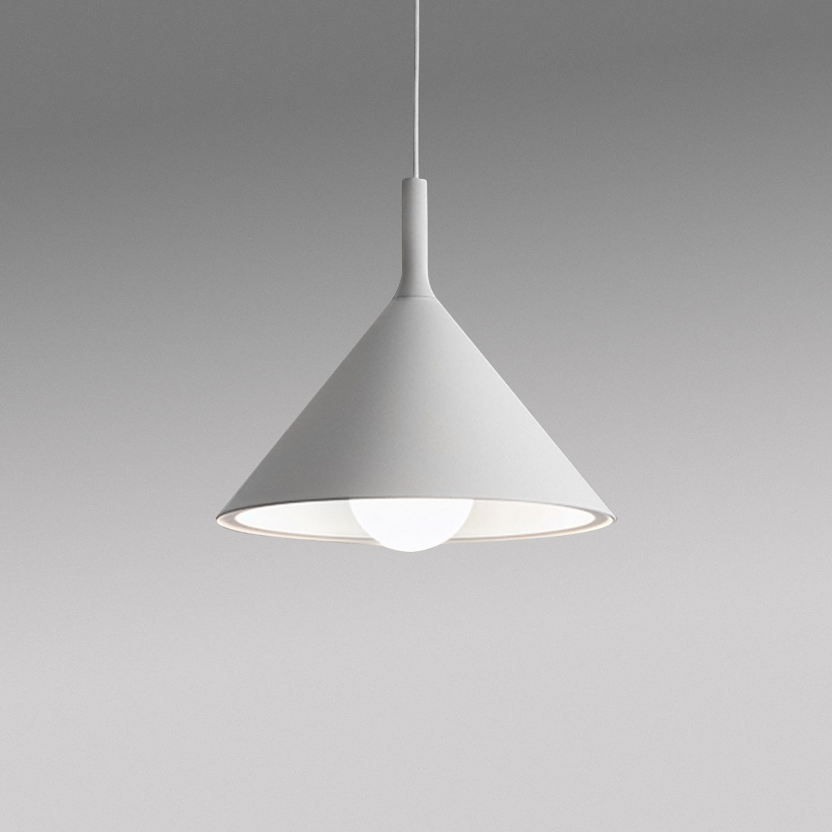 Suspension Barbie base en aluminium avec abat-jour en forme de cône au design contemporain par Gea Luce Suspension Barbie base en aluminium avec abat-jour en forme de cône au design contemporain par Gea Luce