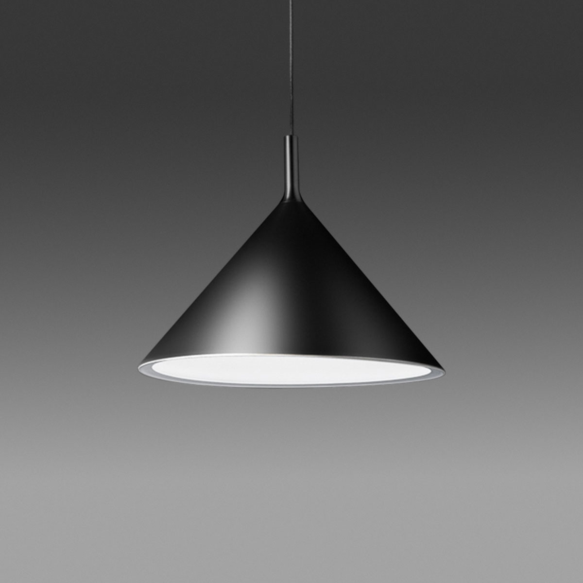 Suspension Barbie base en aluminium avec abat-jour en forme de cône au design contemporain par Gea Luce Suspension Barbie base en aluminium avec abat-jour en forme de cône au design contemporain par Gea Luce