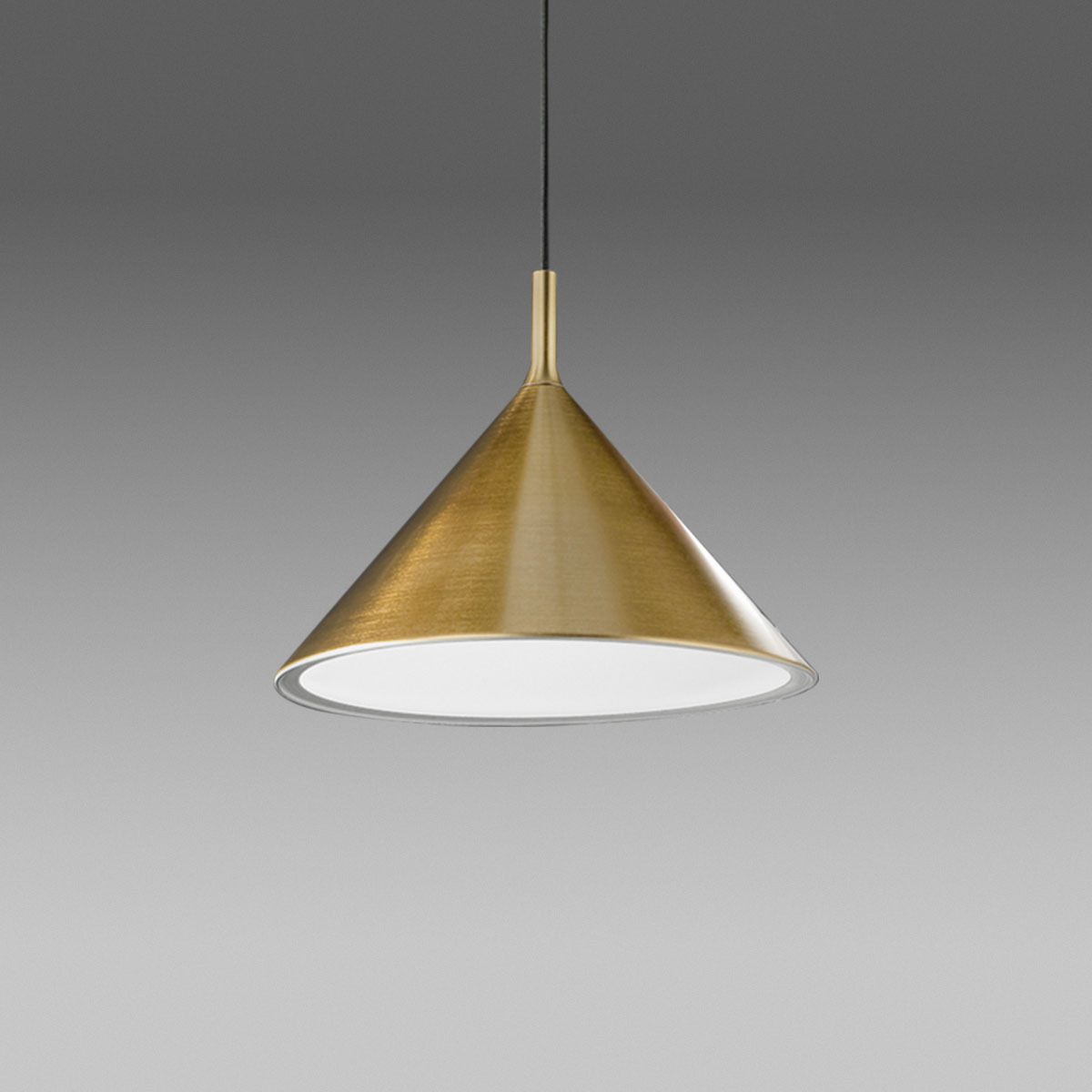 Suspension Barbie base en aluminium avec abat-jour en forme de cône au design contemporain par Gea Luce Suspension Barbie base en aluminium avec abat-jour en forme de cône au design contemporain par Gea Luce