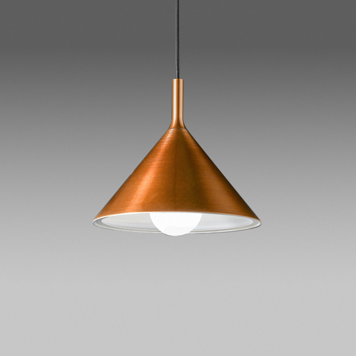 Suspension Barbie base en aluminium avec abat-jour en forme de cône au design contemporain par Gea Luce Suspension Barbie base en aluminium avec abat-jour en forme de cône au design contemporain par Gea Luce
