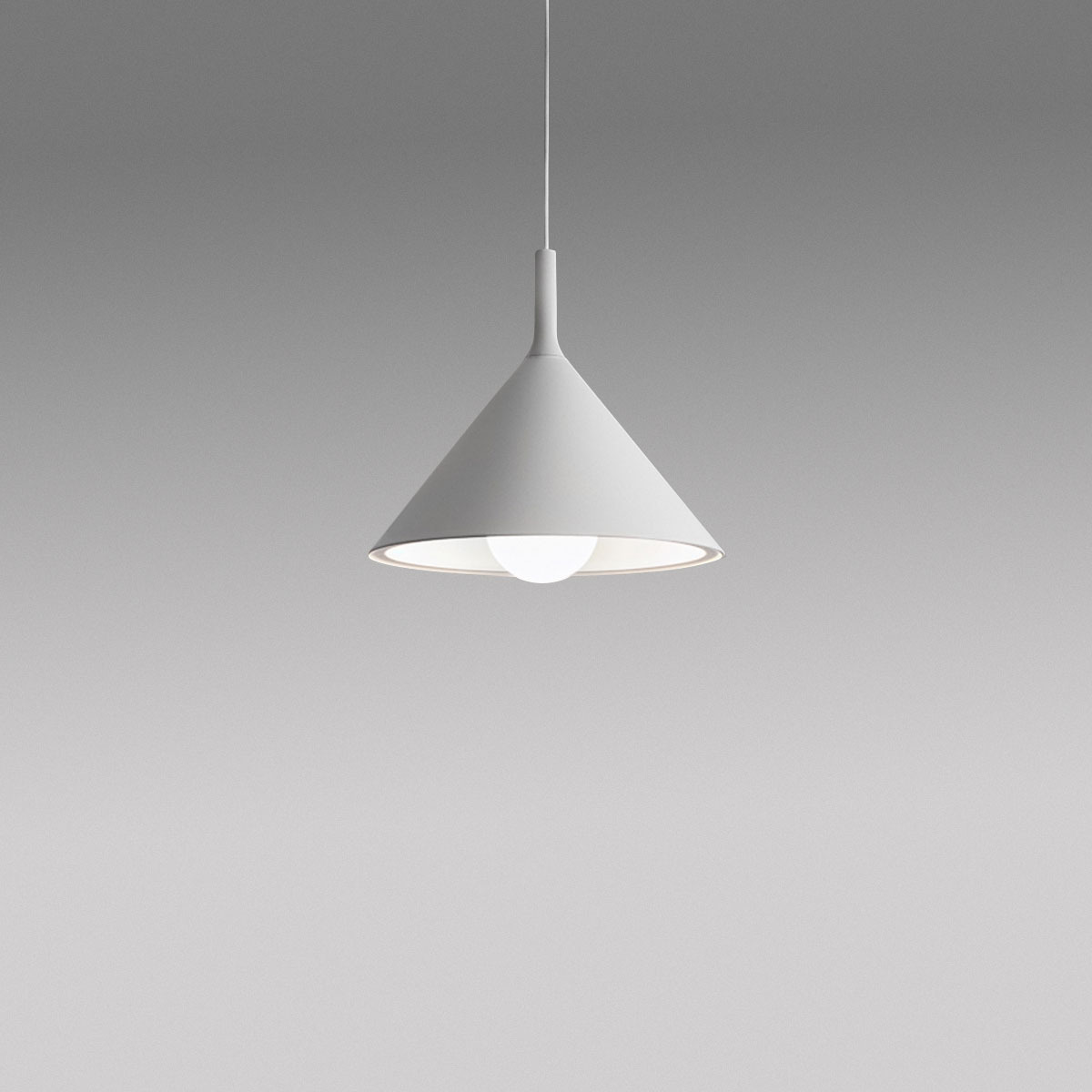 Suspension Barbie base en aluminium avec abat-jour en forme de cône au design contemporain par Gea Luce