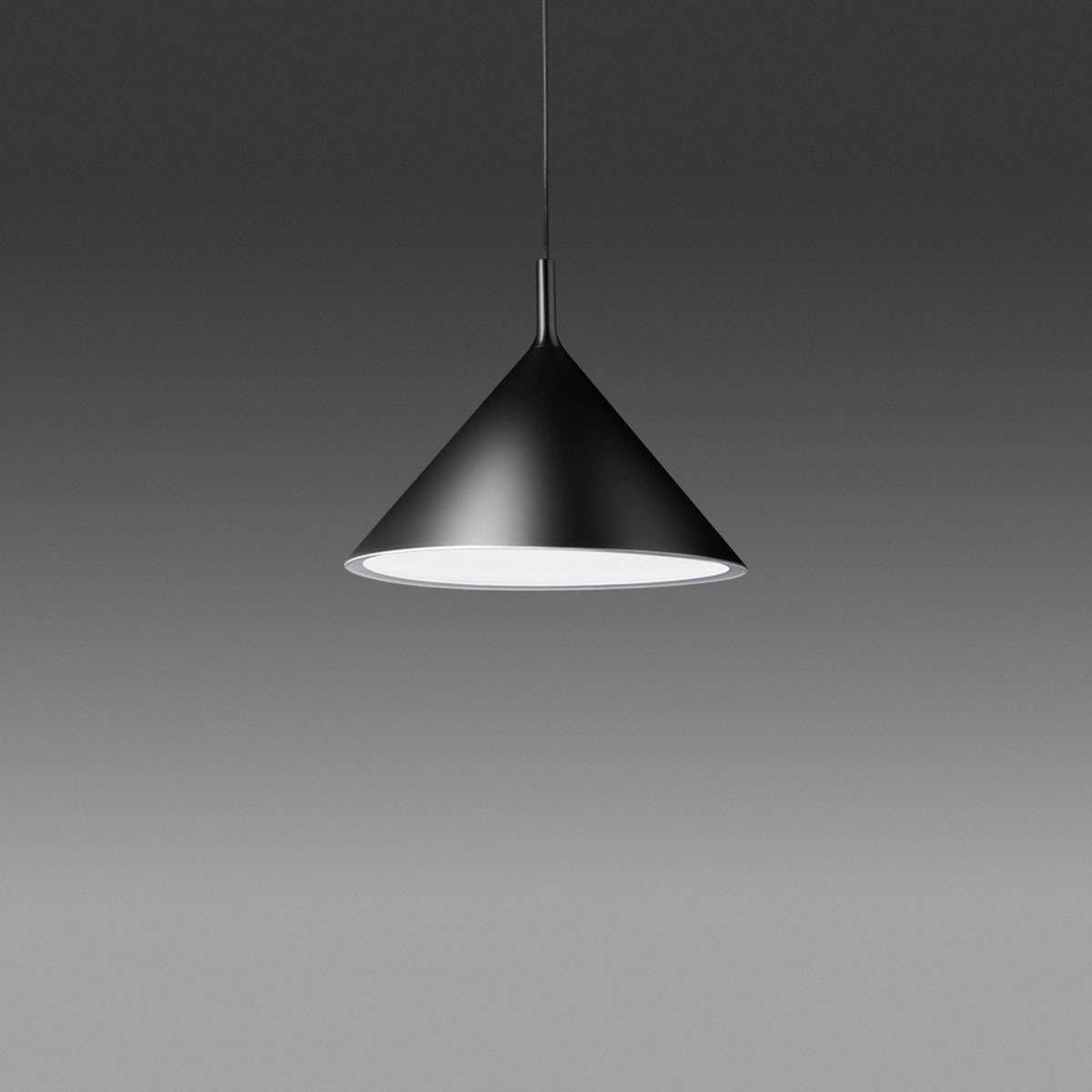 Suspension Barbie base en aluminium avec abat-jour en forme de cône au design contemporain par Gea Luce Suspension Barbie base en aluminium avec abat-jour en forme de cône au design contemporain par Gea Luce