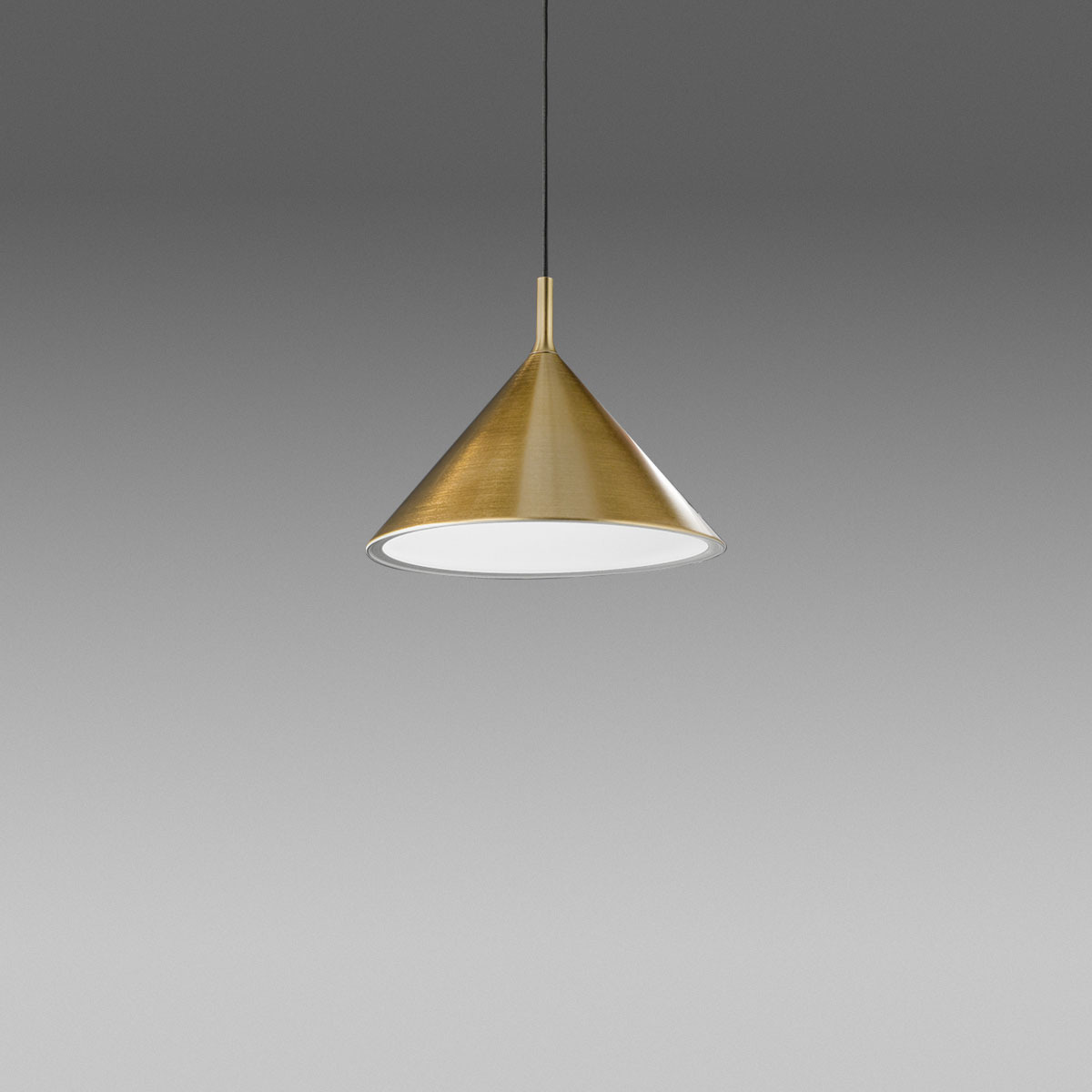 Suspension Barbie base en aluminium avec abat-jour en forme de cône au design contemporain par Gea Luce Suspension Barbie base en aluminium avec abat-jour en forme de cône au design contemporain par Gea Luce