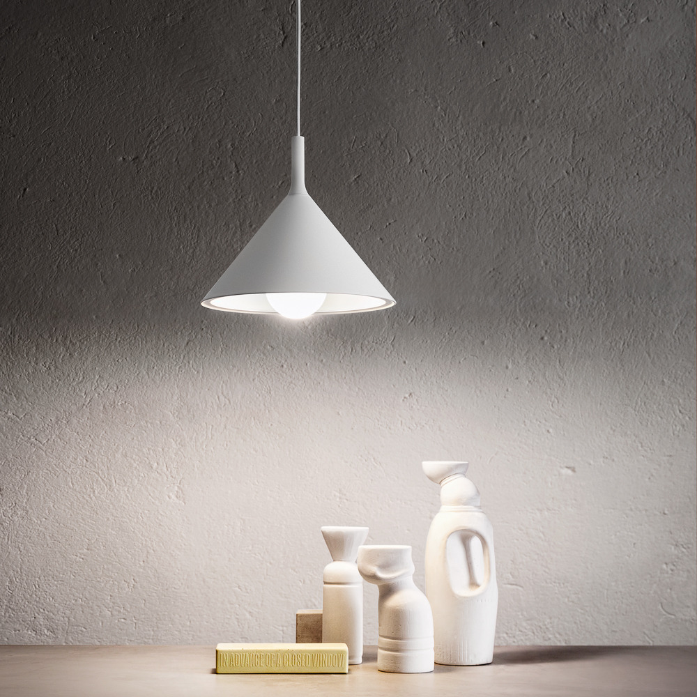 Suspension Barbie base en aluminium avec abat-jour en forme de cône au design contemporain par Gea Luce Suspension Barbie base en aluminium avec abat-jour en forme de cône au design contemporain par Gea Luce