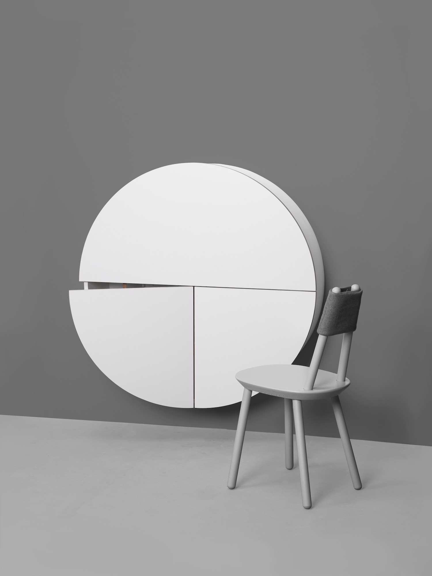 Bureau Pill blanc en bois par Inesa Malafej au design scandinave Bureau mural Pill bleu en bois par Inesa Malafej au design scandinave