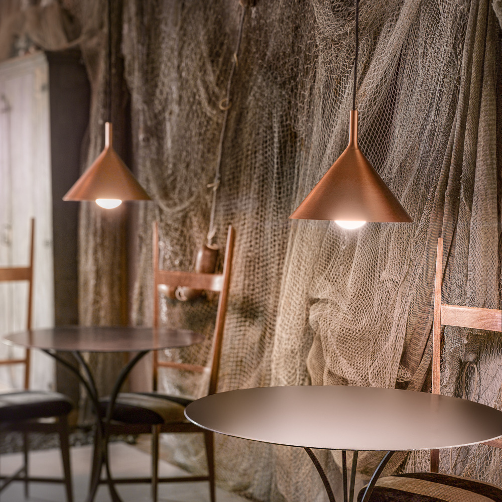 Suspension Barbie base en aluminium avec abat-jour en forme de cône au design contemporain par Gea Luce Suspension Barbie base en aluminium avec abat-jour en forme de cône au design contemporain par Gea Luce