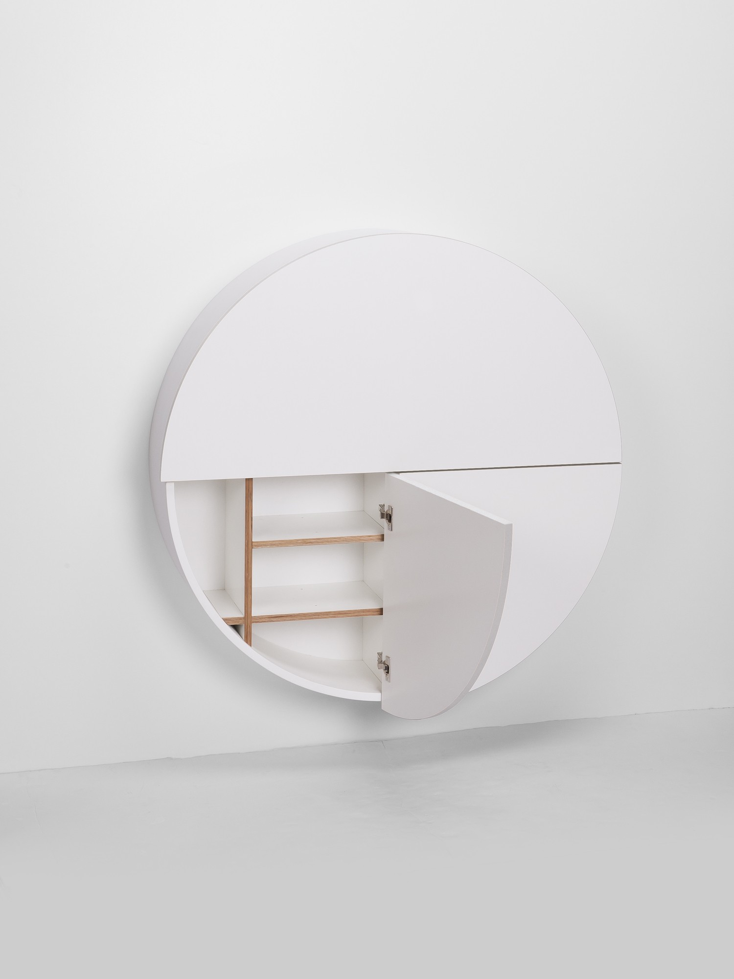 Bureau Pill blanc en bois par Inesa Malafej au design scandinave Bureau mural Pill bleu en bois par Inesa Malafej au design scandinave
