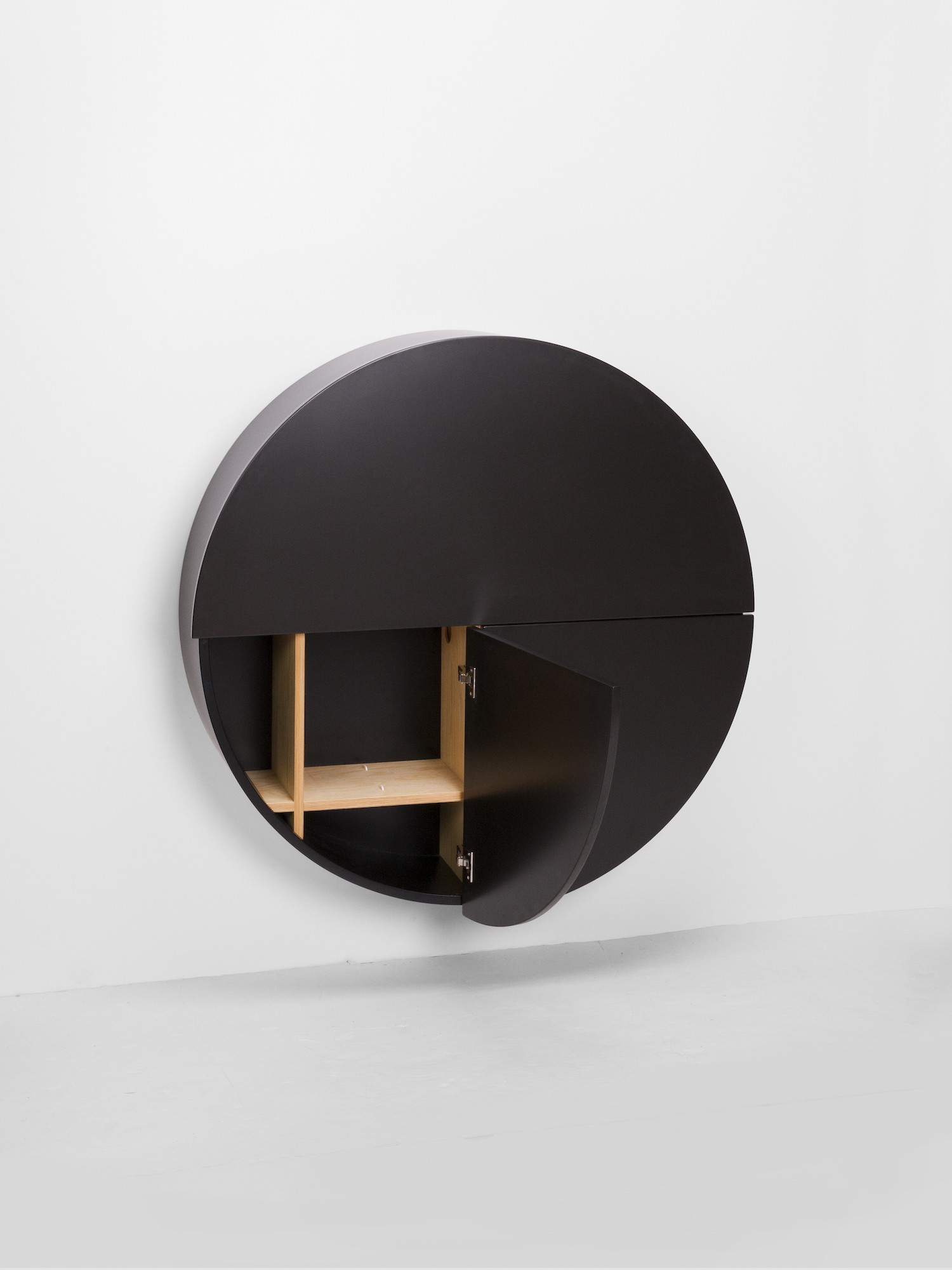 Bureau mural Pill noir en bois par Inesa Malafej au design scandinave Bureau mural Pill blanc en bois par Inesa Malafej au design scandinave