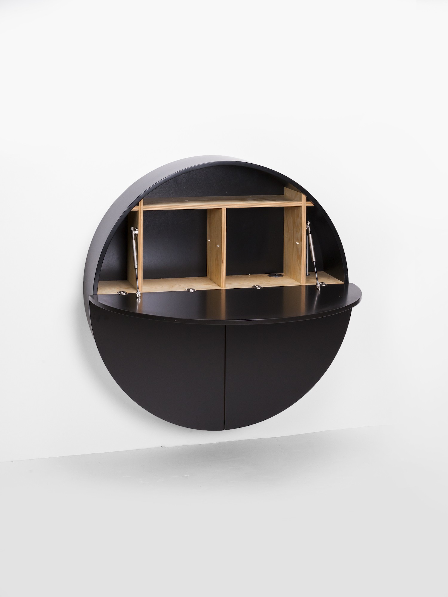 Bureau mural Pill noir en bois par Inesa Malafej au design scandinave Bureau mural Pill blanc en bois par Inesa Malafej au design scandinave