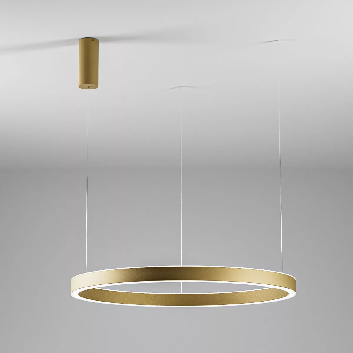 Suspension Chryseide base en aluminium avec diffuseur en silicone blanc opale au design contemporain par Gea Luce Suspension Chryseide base en aluminium avec diffuseur en silicone blanc opale au design contemporain par Gea Luce