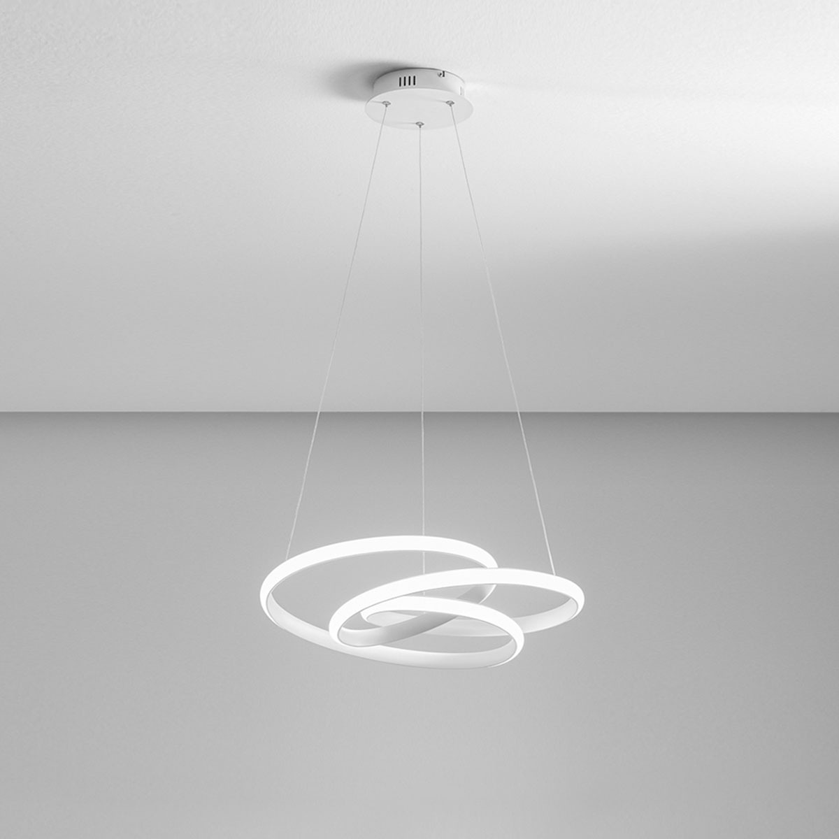Suspension Diva structure en aluminium avec diffuseur en silicone au design contemporain par Gea Luce Suspension Diva structure en aluminium avec diffuseur en silicone au design contemporain par Gea Luce