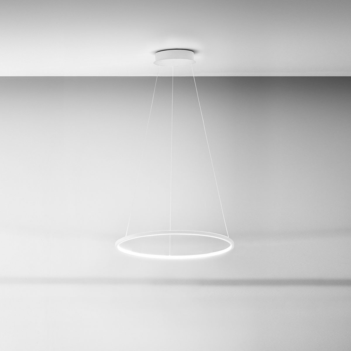 Suspension Erika en anneau simple base en aluminium et diffuseur en silicone blanc opale au design contemporain par Gea Luce