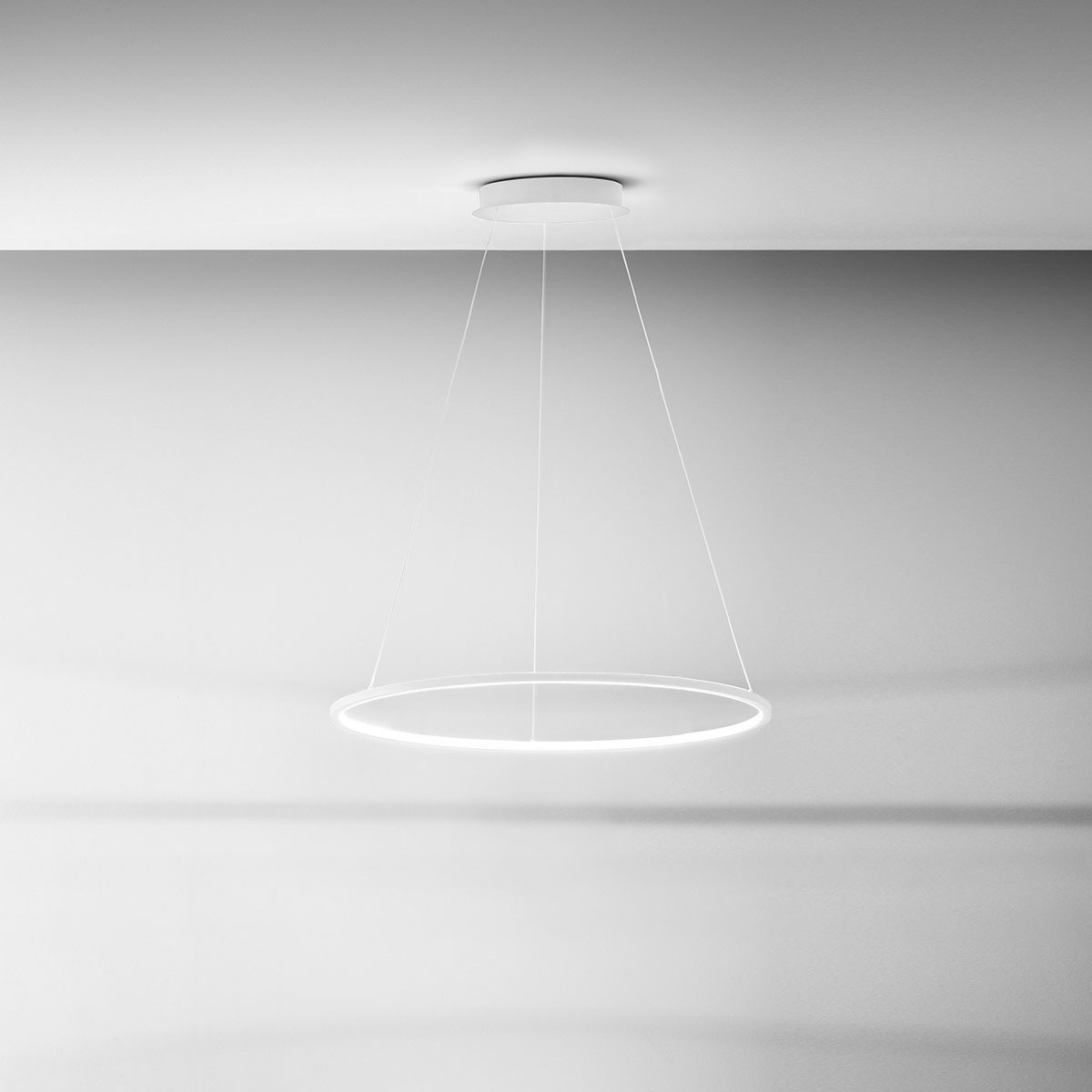 Suspension Erika en anneau simple base en aluminium et diffuseur en silicone blanc opale au design contemporain par Gea Luce Suspension Erika en anneau simple base en aluminium et diffuseur en silicone blanc opale au design contemporain par Gea Luce