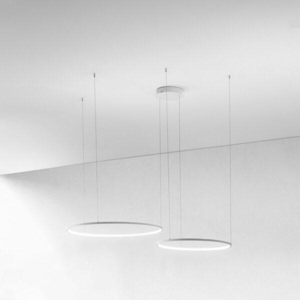 Suspension Erika 2-3D base en aluminium avec diffuseur en silicone blanc opale au design contemporain par Gea Luce