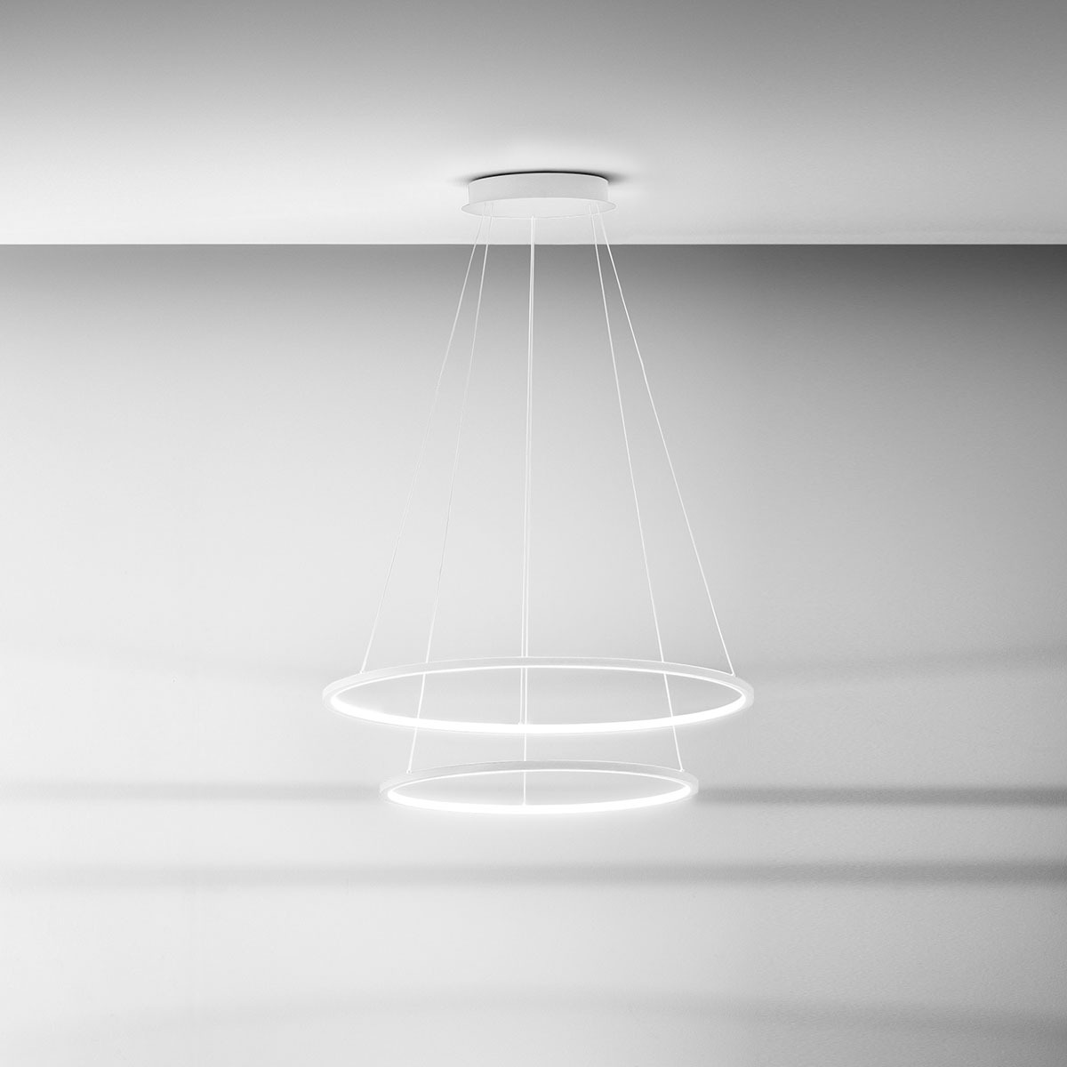 Suspension Erika base en aluminium avec double diffuseur en silicone blanc opale au design contemporain par Gea Luce