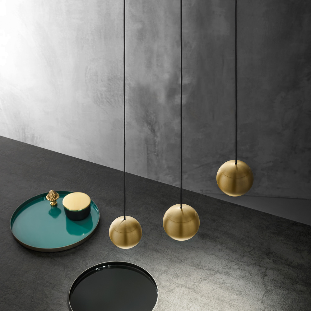 Suspension Guya base en aluminium avec diffuseur en rosace au design contemporain par Gea Luce Suspension Guya base en aluminium avec diffuseur en rosace au design contemporain par Gea Luce