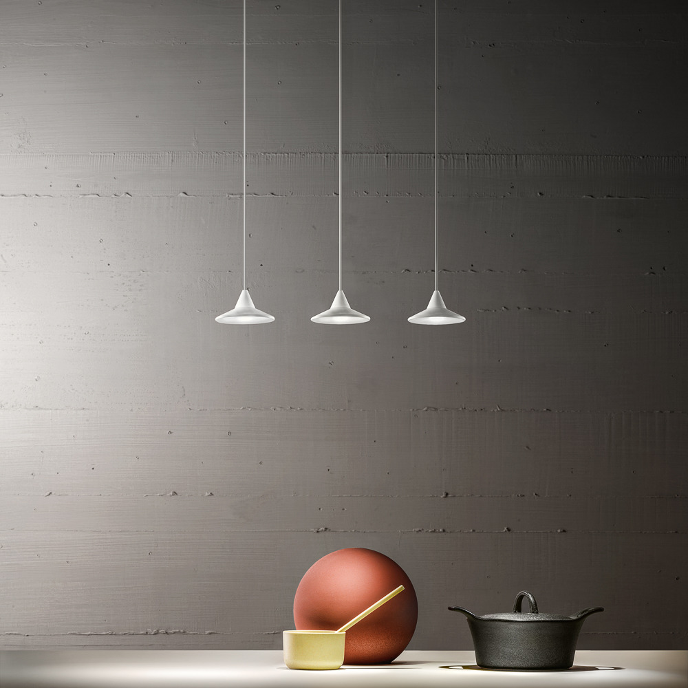 Suspension Helena base en aluminium avec diffuseur en rosace au design contemporain par Gea Luce Suspension Helena base en aluminium avec diffuseur en rosace au design contemporain par Gea Luce