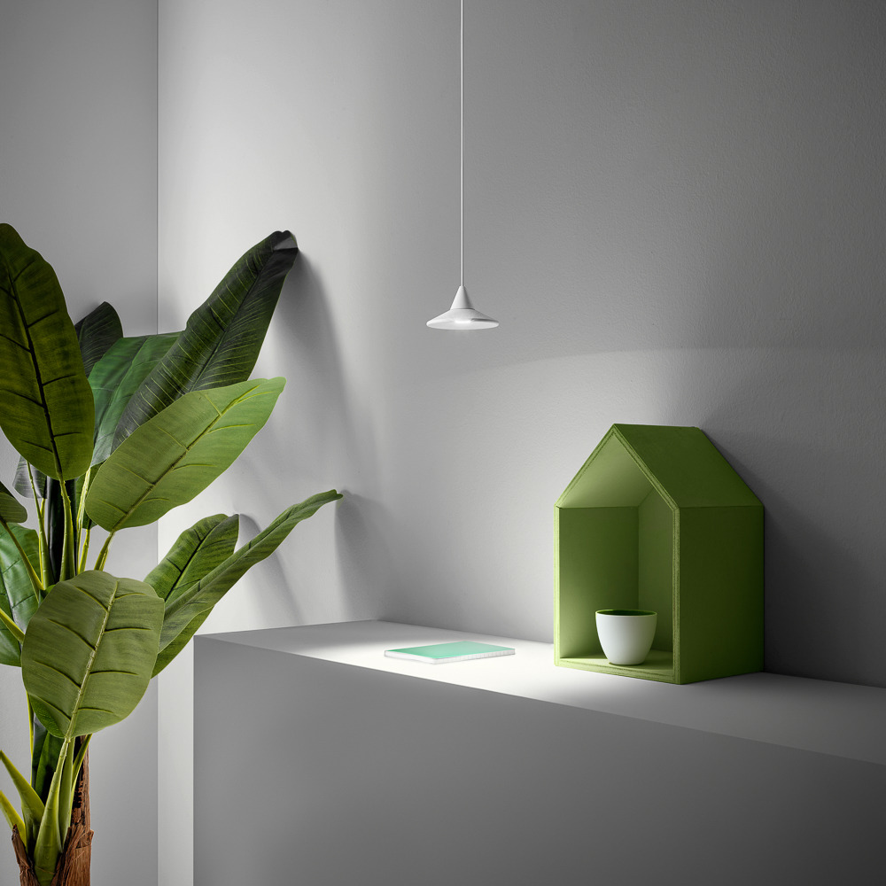 Suspension Helena base en aluminium avec diffuseur en rosace au design contemporain par Gea Luce Suspension Helena base en aluminium avec diffuseur en rosace au design contemporain par Gea Luce