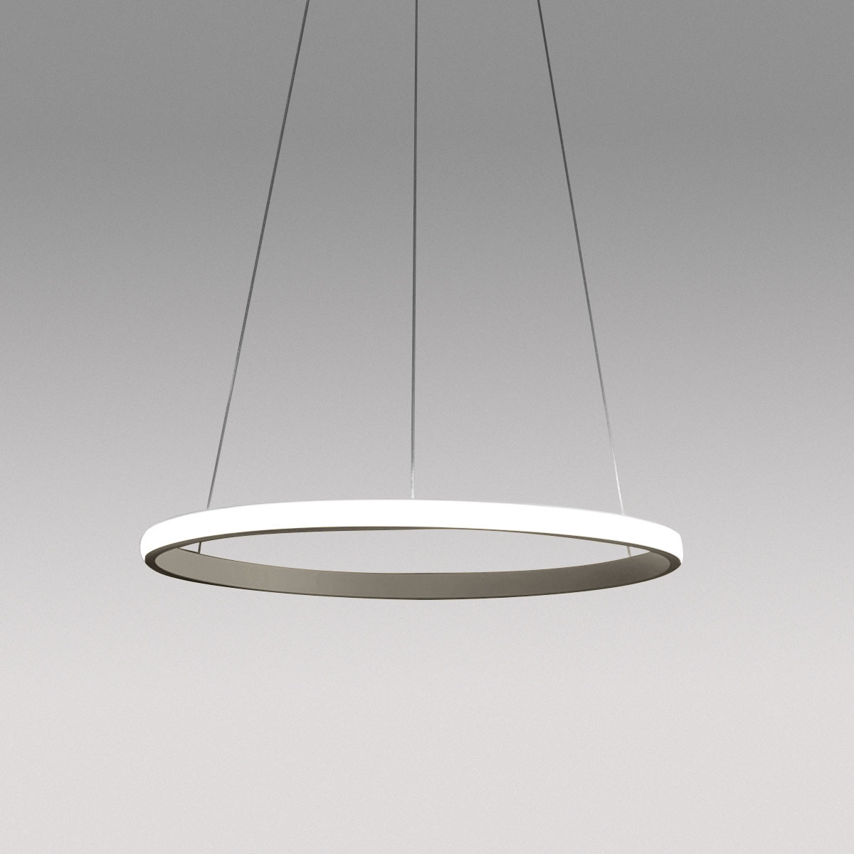 Suspension Iole base en aluminium avec diffuseur en silicone blanc opale au design contemporain par Gea Luce Suspension Iole base en aluminium avec diffuseur en silicone blanc opale au design contemporain par Gea Luce