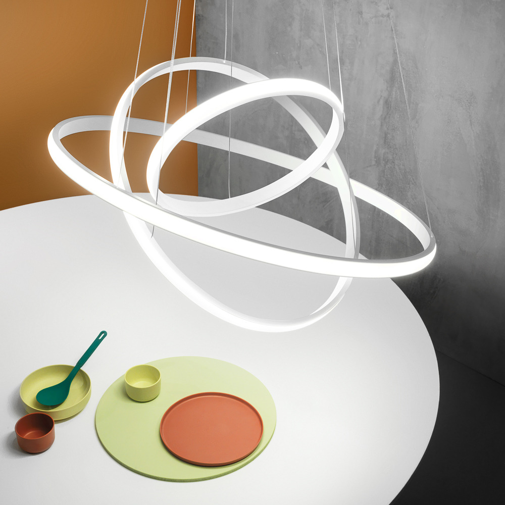 Suspension Iole base en aluminium avec diffuseur en silicone blanc opale au design contemporain par Gea Luce Suspension Iole base en aluminium avec diffuseur en silicone blanc opale au design contemporain par Gea Luce