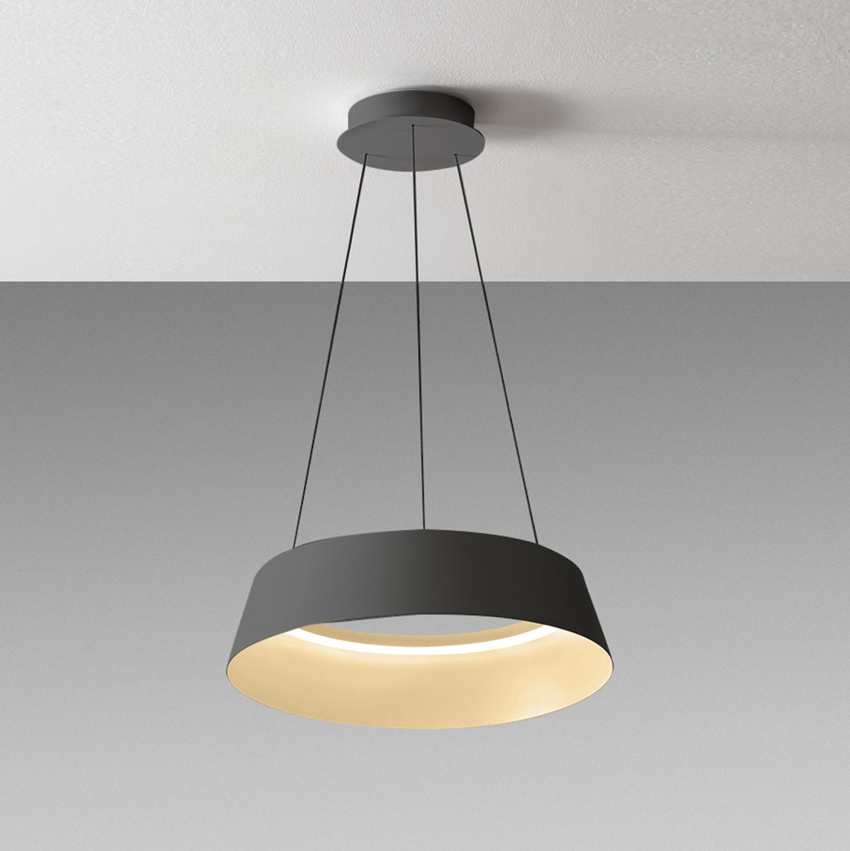 Suspension Juliette base en aluminium avec diffuseur en silicone au design contemporain par Gea Luce Suspension Juliette base en aluminium avec diffuseur en silicone au design contemporain par Gea Luce