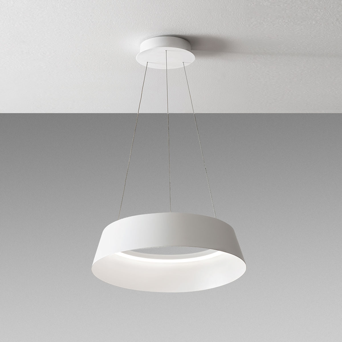 Suspension Juliette base en aluminium avec diffuseur en silicone au design contemporain par Gea Luce