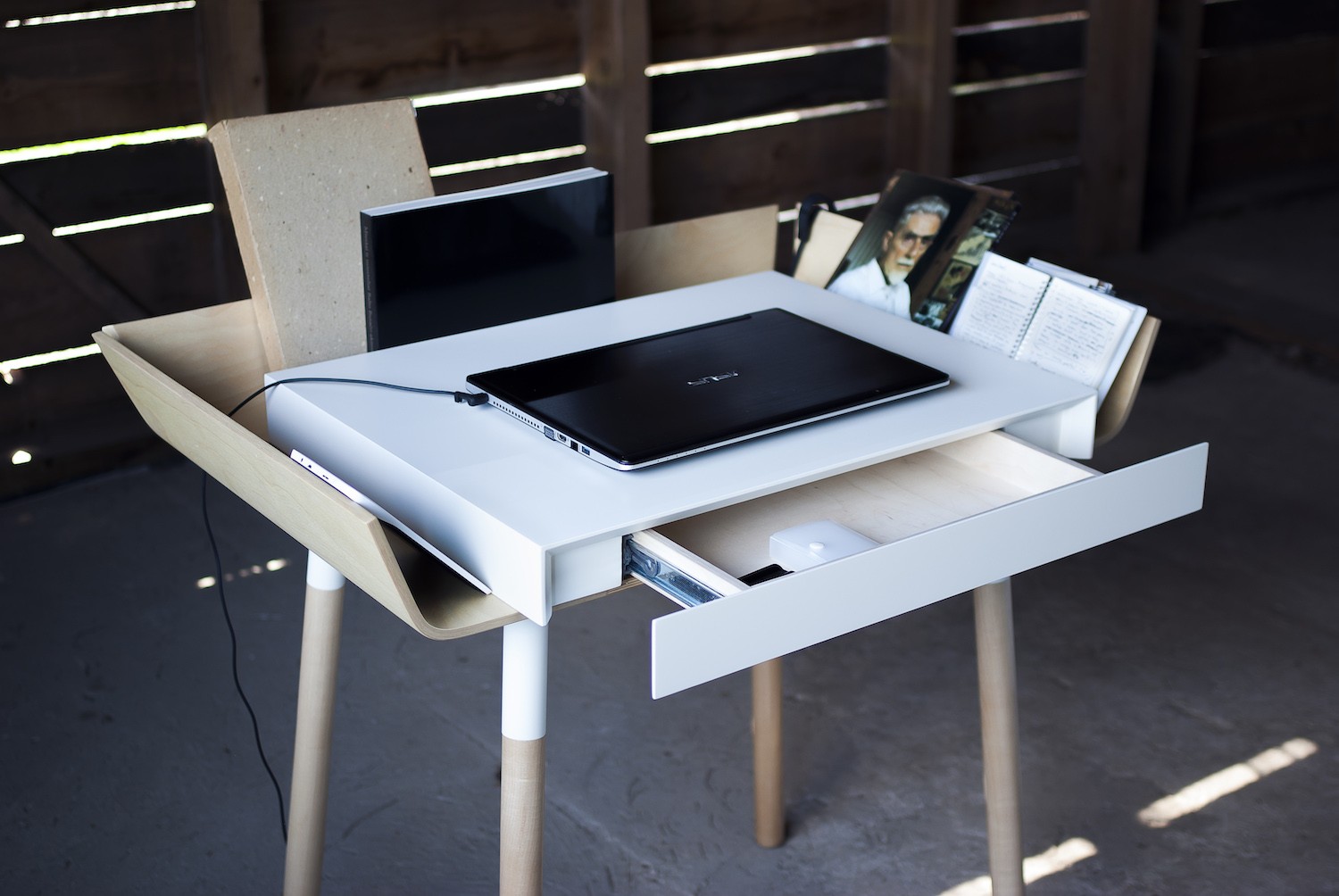 Bureau My Writing 1 en bois par Inesa Malafej au design scandinave Bureau My Writing 1 en bois par Inesa Malafej au design scandinave