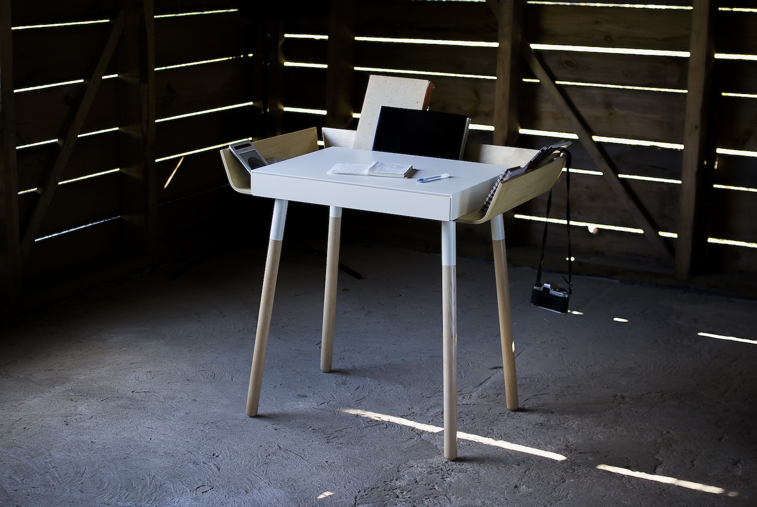Bureau My Writing 1 en bois par Inesa Malafej au design scandinave Bureau My Writing 1 en bois par Inesa Malafej au design scandinave