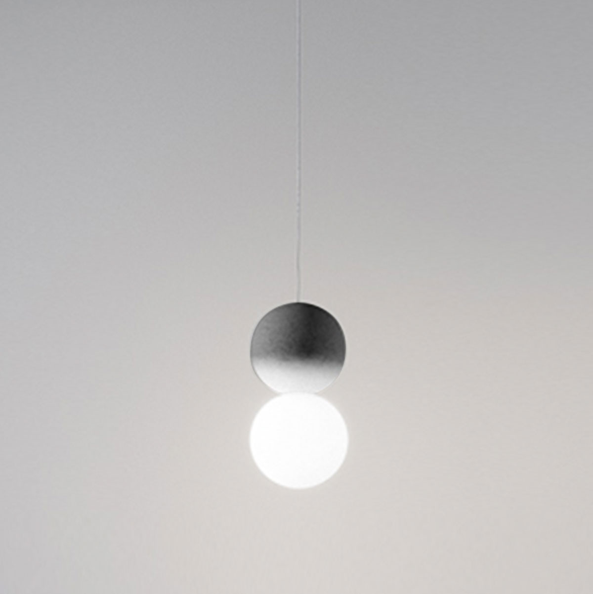 Suspension Sfera base en métal avec diffuseur en verre opale fixé sur une sphère en béton au design contemporain par Gea Luce Suspension Sfera base en métal avec diffuseur en verre opale fixé sur une sphère en béton au design contemporain par Gea Luce