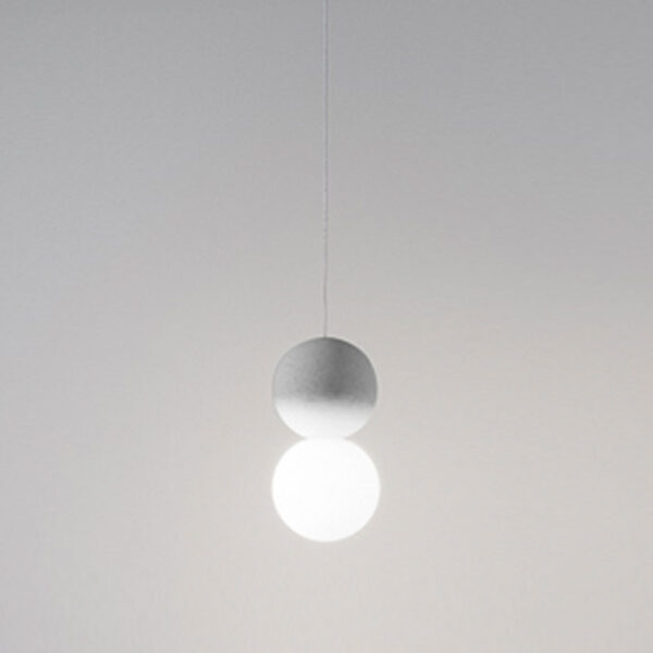 Suspension Sfera base en métal avec diffuseur en verre opale fixé sur une sphère en béton au design contemporain par Gea Luce