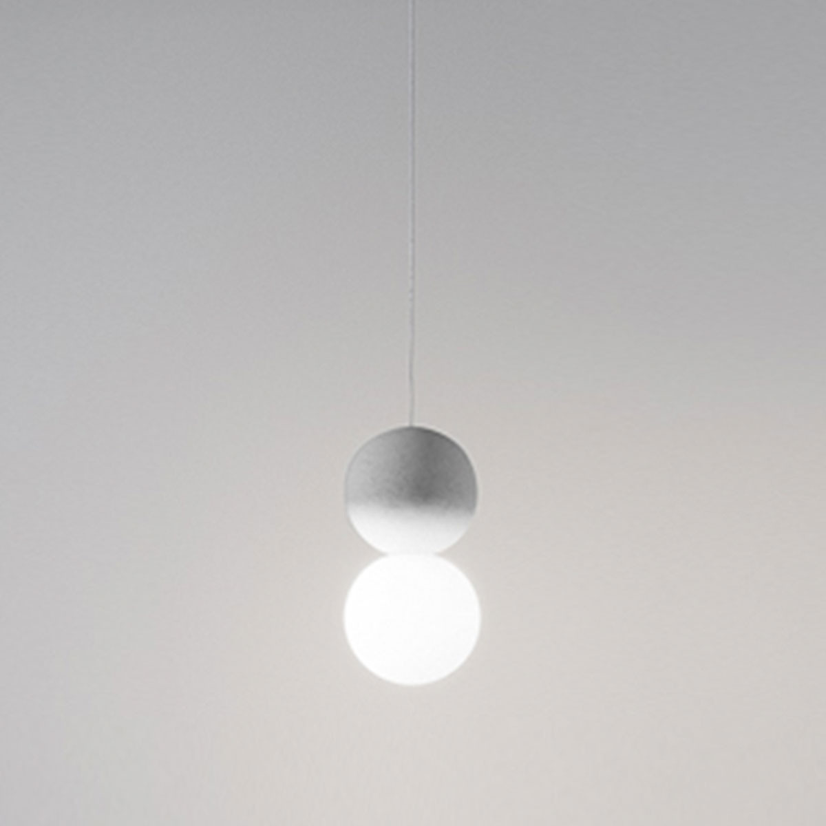 Suspension Sfera base en métal avec diffuseur en verre opale fixé sur une sphère en béton au design contemporain par Gea Luce