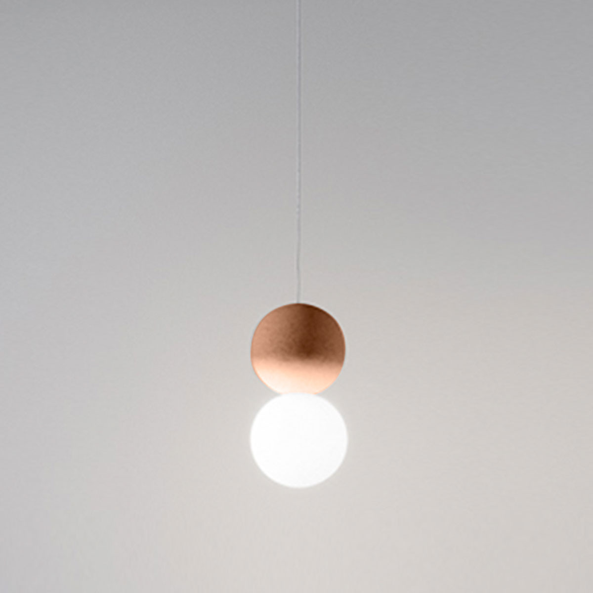 Suspension Sfera base en métal avec diffuseur en verre opale fixé sur une sphère en béton au design contemporain par Gea Luce Suspension Sfera base en métal avec diffuseur en verre opale fixé sur une sphère en béton au design contemporain par Gea Luce
