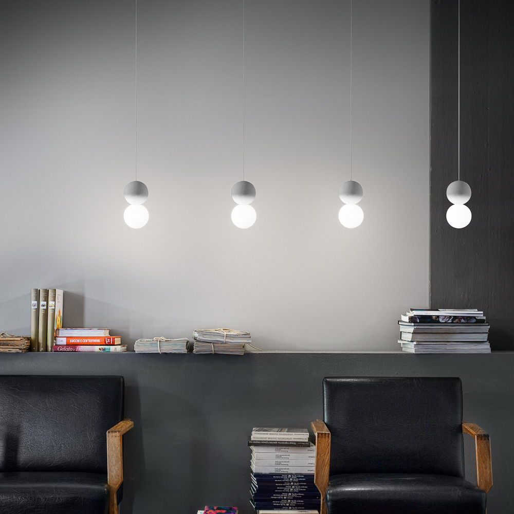 Suspension Sfera base en métal avec diffuseur en verre opale fixé sur une sphère en béton au design contemporain par Gea Luce Suspension Sfera base en métal avec diffuseur en verre opale fixé sur une sphère en béton au design contemporain par Gea Luce