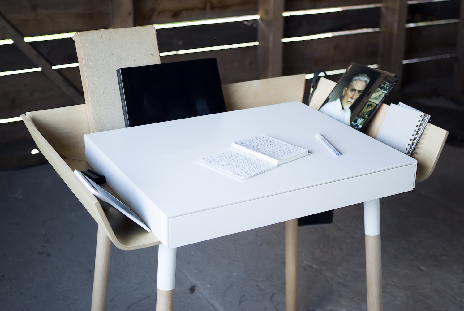 Bureau My Writing 1 en bois par Inesa Malafej au design scandinave Bureau My Writing 1 en bois par Inesa Malafej au design scandinave