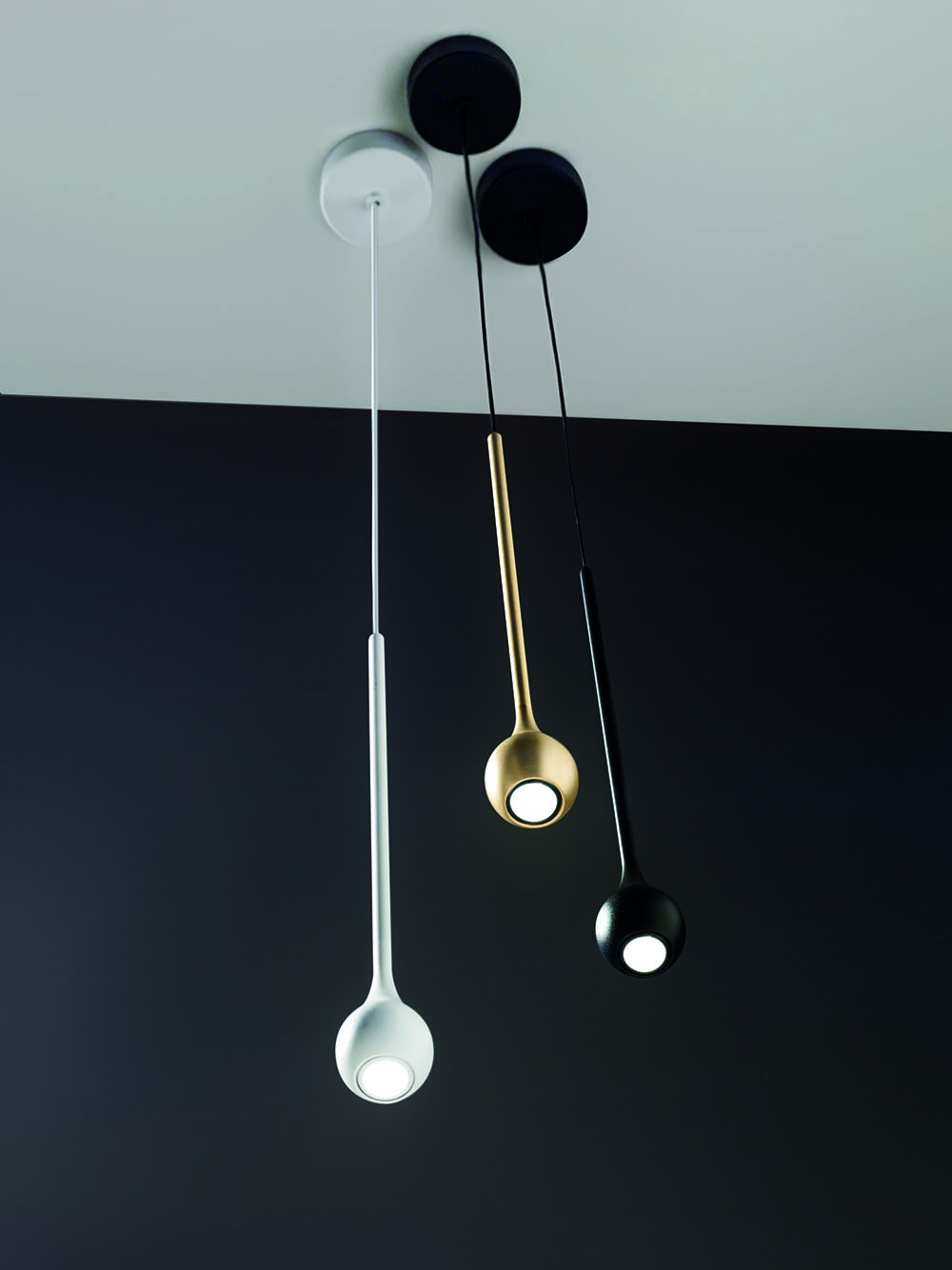 Suspension Ursula base en aluminium avec diffuseur en forme d'oeil au design contemporain par Gea Luce