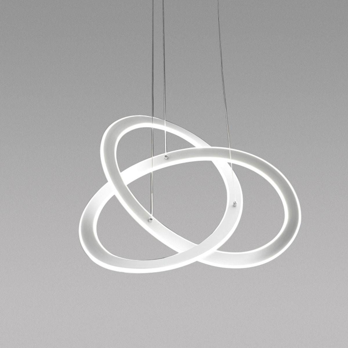 Suspension Yara base en aluminium avec double diffuseur en anneaux croisés au design contemporain par Gea Luce Suspension Yara base en aluminium avec double diffuseur en anneaux croisés au design contemporain par Gea Luce