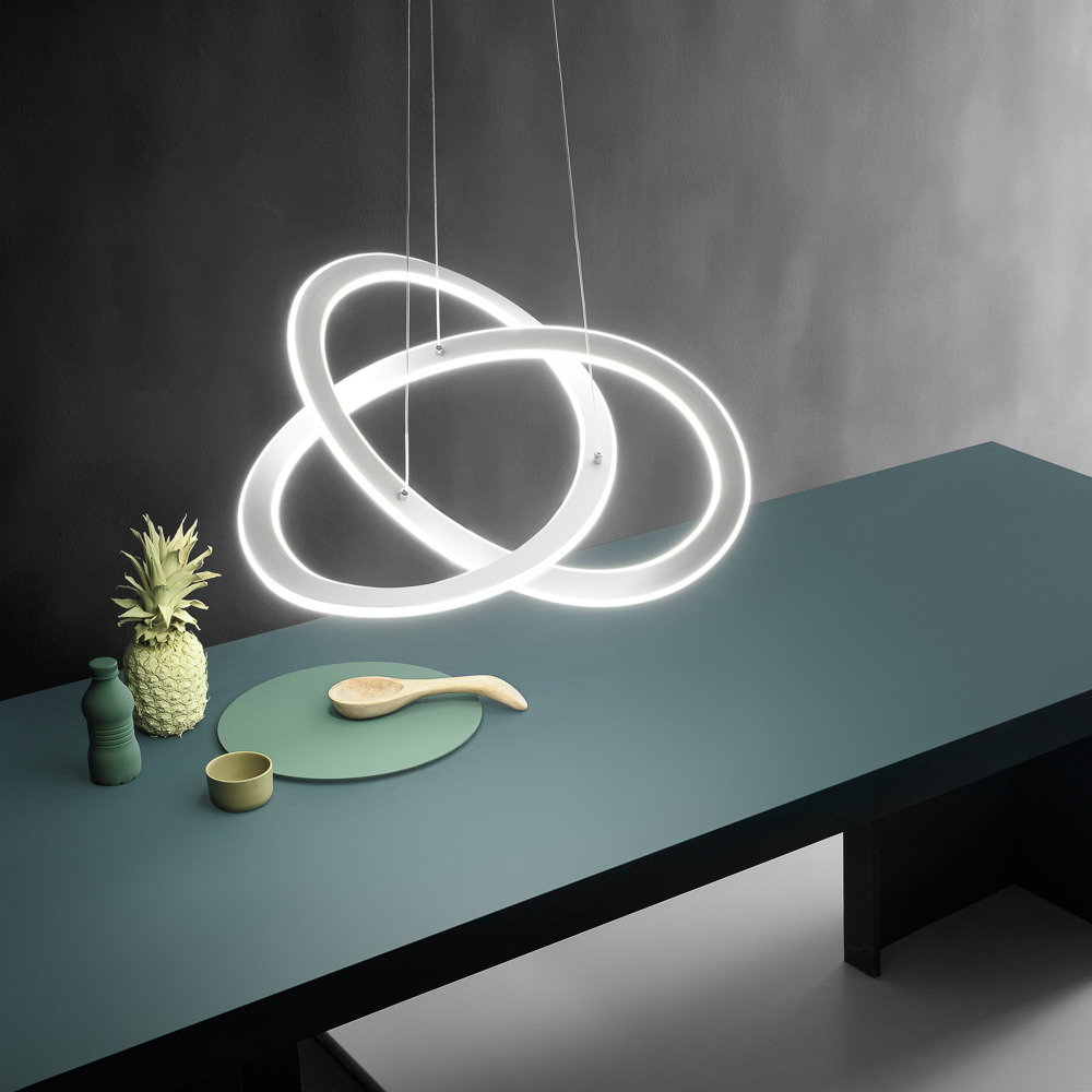 Suspension Yara base en aluminium avec double diffuseur en anneaux croisés au design contemporain par Gea Luce Suspension Yara base en aluminium avec double diffuseur en anneaux croisés au design contemporain par Gea Luce