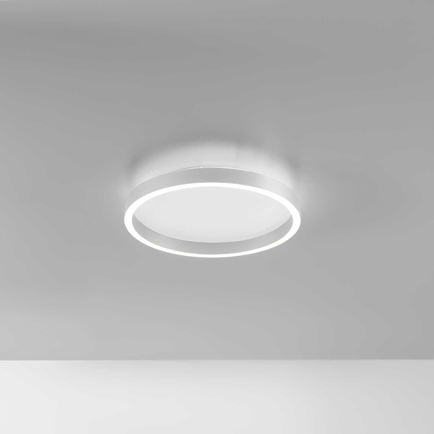 Plafonnier Aela base en aluminium ronde avec diffuseur en méthacrylate blanc opale. au design digital par Gea Luce