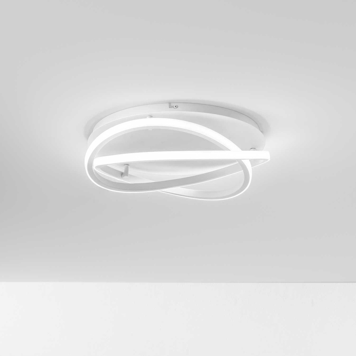 Plafonnier Atia en aluminium avec diffuseur en anneau enroulés ilicone blanc au design contemporain par Gea Luce
