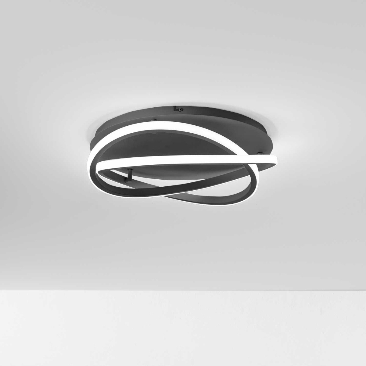 Plafonnier Atia en aluminium avec diffuseur en anneau enroulés ilicone blanc au design contemporain par Gea Luce Plafonnier Atia en aluminium avec diffuseur en anneau enroulés ilicone blanc au design contemporain par Gea Luce