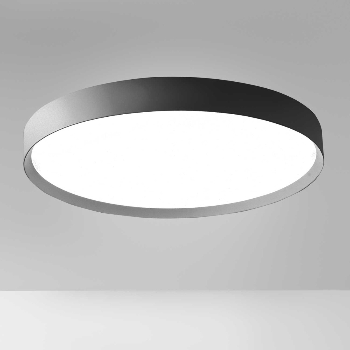 Plafonnier Ava en aluminium ronde avec diffuseur en méthacrylate au design contemporain par Gea Luce Plafonnier Ava en aluminium ronde avec diffuseur en méthacrylate au design contemporain par Gea Luce