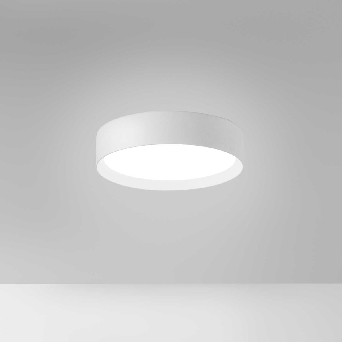 Plafonnier Ava en aluminium ronde avec diffuseur en méthacrylate au design contemporain par Gea Luce