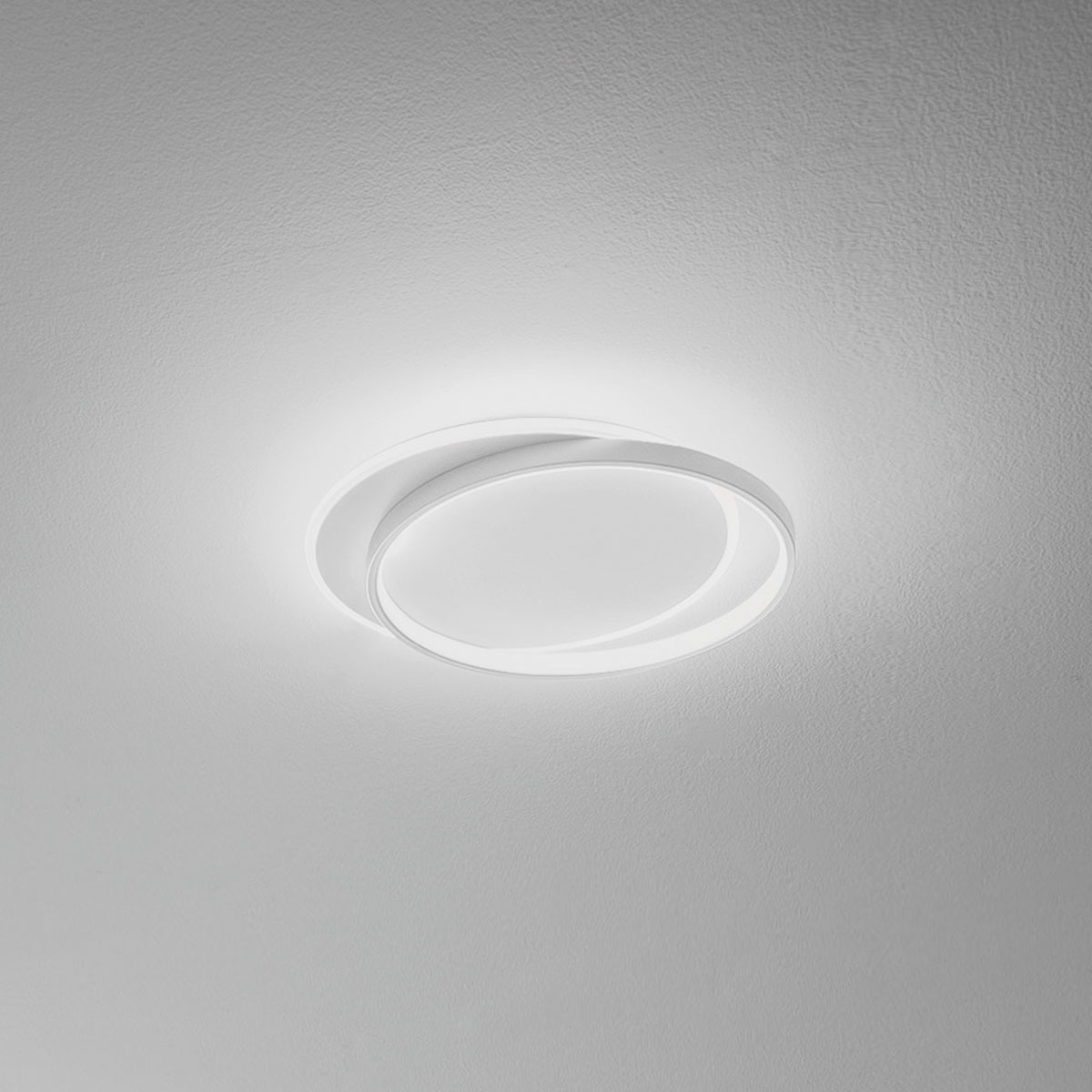Plafonnier Christine cadre en aluminium en cercle superposé avec diffuseur en méthacrylate au design contemporain par Gea Luce